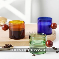 Moodsad klaasist kohvikruusid